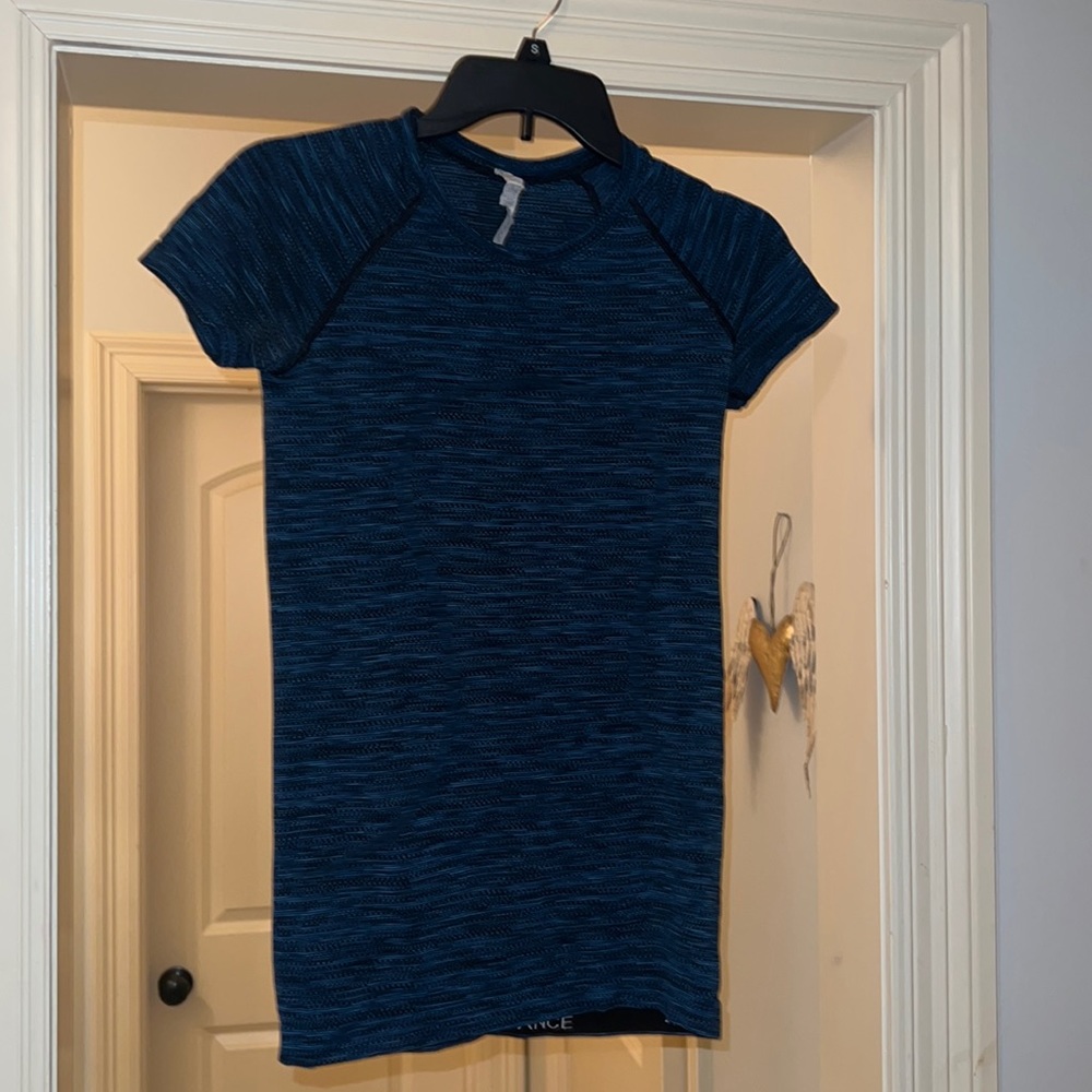 Size 4 lulu lemon swiftly tech, bluish with black accents.